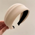 Dettaglio della trama a maglia beige e del design imbottito spesso dell'archetto largo donna - Bianco Sporco