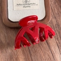 Détail d'une pince à cheveux en acétate rouge brillant avec lettrage doré fait main - Acétate Rouge