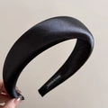 Detailansicht eines schwarzen gepolsterten Satin-Haarreifs mit Handmade-Innenetikett - Schwarz