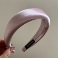 Detailansicht eines handgefertigten lavendelfarbenen Satin-Haarreifs mit Glanzeffekt - Rosa