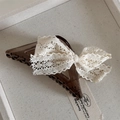 Dettaglio molletta per capelli coreana con fiocco in pizzo e acrilico marrone elegante - Stile molletta a pinza / Fiocco in Pizzo Crema con Molletta Ambra
