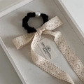 Dettaglio della molletta per capelli con fiocco in pizzo, velluto e perla decorativa - Stile Scrunchie / Fiocco in Pizzo Crema con Elastico Perla