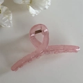 Detalle de la pinza de pelo rosa translúcida con diseño cruzado y resorte metálico - Estilo Cruzado Hueco / Rosa Dulce-Cruzado