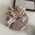 Dettaglio dell'elegante elastico scrunchie in raso champagne con finitura lucida e setosa - Albicocca - Scrunchie Grande
