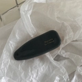 Détail de la barrette noire mate en acétate avec inscription dorée élégante - Gris