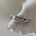 Dettaglio del fermaglio per capelli argento ondulato con una grande perla bianca - Stile Piccolo Cavo Argentato