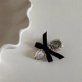 Dettaglio del fermaglio barocco con fiocco, cristallo e perle su vassoio in ceramica - Fiocco Nero Barocco-Strass Ovale