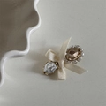 Dettaglio fermaglio per capelli barocco con fiocco, perla di cristallo e oro - Fiocco Bianco Barocco-Strass Ovale