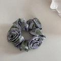 Gedetailleerde macro van de paarse bloemen scrunchie met 3D rozenblaadjes ontwerp - Monet Paarse Bloem Scrunchie