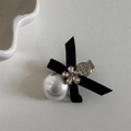 Dettaglio del fermaglio barocco con perla, fiore di cristallo e disco inciso - Fiocco Nero Barocco-Piccolo Fiore in Strass