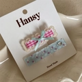 Detail von rosa karierter Schleifen-Haarspange und blauer Blumen-Clip mit Strass - Karo Blumen Katze / Blau