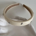 Détail du serre-tête en cuir crème orné de petits nœuds métalliques argentés - Serre-tête Nœud en Cuir / Poche zippée
