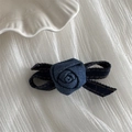 Detalle de la pinza para el cabello de rosa en mezclilla azul oscuro sobre fondo de tela blanca - Pinza para el Cabello con Rosa y Lazo / Pinza de Lazo de Rosa Vaquera Oscura