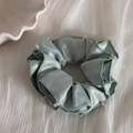 Dettaglio dello scrunchie in raso verde menta con perle bianche per acconciatura da donna - Elastico Capelli Doppio Strato con Perle Artificiali / Azzurro