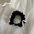 Detalle de coletero negro con borde de encaje blanco y elegante hebilla ovalada - Negro