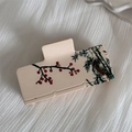 Détail d'une pince à cheveux en acétate avec motifs de fleurs de prunier et bambou noir - Fleur de Prunier Abricot - Pince Rectangulaire