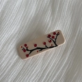 Détail d'une pince à cheveux rectangulaire avec motifs de fleurs et strass colorés - Fleur de Prunier Abricot - Pince Bec de Canard