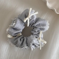 Dettaglio scrunchie blu grigiastro con bordo in pizzo, fiocchi e perle eleganti - Blu Con Fiocco Di Perle E Pizzo
