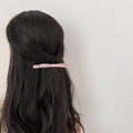 Barrette à cheveux à double nœud rose sur un modèle aux longs cheveux bruns - Rose