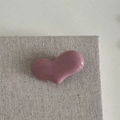 Dettaglio del fermaglio per capelli in resina lucida a forma di cuore rosa antico su tessuto - Fermaglio Cuore Rosa Chiaro