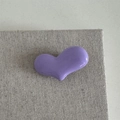Detail einer minimalistischen lila herzförmigen Haarspange mit glänzender Glasur - Lila Herz Haarklammer