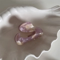 Détail de texture marbrée sur pince à cheveux en acétate en forme de S, violet et blanc - Acétate Rose Violet