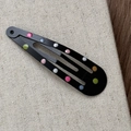 Dettaglio di fermagli per capelli in metallo nero con vivace motivo a pois colorati - Nero con pois colorati Fermaglio goccia d'acqua