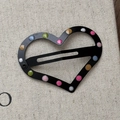 Dettaglio di fermagli per capelli a cuore nero opaco con pois colorati vivaci - Nero con pois colorati Fermaglio cuore