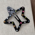 Dettaglio di fermaglio per capelli a stella in metallo con pois colorati neri - Nero con pois colorati Fermaglio stella
