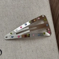 Détail d'une pince à cheveux en métal avec pois colorés sur toile beige - Argent avec pois colorés Pince triangle