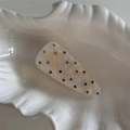 Détail d'une pince à cheveux goutte avec strass colorés sur acétate perlé - Pince Bec de Canard Entièrement Strass-Blanc Sirène