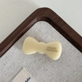 Nahaufnahme der cremefarbenen Haarklammer aus Acetat mit France Handmade Gravur - Cremeweiß