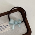 Detail eines blauen Acetat-Haargummis mit handgefertigter Goldschrift auf Holztablett - Schleifen Haarband-Hellblau