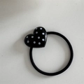 Dettaglio di un elastico per capelli con ornamento a forma di cuore nero a pois bianchi - Cuore a Pois - Nero