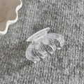 Detailansicht der transparenten Haarklammer mit weißem Spitzenmuster auf Strickstoff - Chrysanthemen Haarklammer (FJ891759) / Weiß