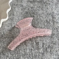 Détail de la pince à cheveux en acrylique rose avec motif de dentelle élégant - Pince en Arc (FJ891759) / Rose