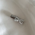 Dettaglio ravvicinato di un fermaglio per capelli in argento con fiocco e cristalli - Piccolo Fiocco di Strass - Fermaglio a Becco d'Anatra
