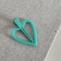 Gedetailleerd beeld van mintgroene holle hart haarclip met matte hars afwerking - Donkergroen
