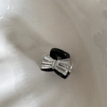 Dettaglio di mini molletta per capelli con fiocco di strass su base nera elegante - Piccolo Fiocco di Strass - Fermaglio Nero