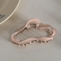 Detalle de la pinza para el pelo ondulada rosa mate con resorte metálico y dientes antideslizantes - Apricot (Dopamine Cloud)