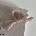 Detalle de la pinza para el pelo rosa brillante en forma de lazo con muelle de metal dorado - Nudo Cruzado de Gelatina - Albaricoque