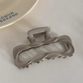 Detalle de la pinza para el pelo gris moka con bordes ondulados y textura cosida - Café (Rectángulo Dopamina)