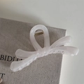 Detalle de pinza para el pelo con lazo blanco crema translúcido y muelle metálico robusto - Nudo Cruzado de Gelatina - Blanco Crema