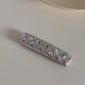 Detail einer silbernen Leder-Haarspange mit Rautenmuster und bunten kleinen Punkten - Bunte Punkte Silber Karomuster (Schmal Rechteckig)