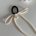 Dettaglio di un elastico per capelli in raso crema con ciondolo di perla e fiocco lungo - Beige (Cordoncino di Perle con Nastro-Beige)
