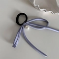 Dettaglio di un elastico per capelli in raso viola chiaro con elegante pendente a perla - Blu (Cordoncino di Perle con Nastro-Blu)