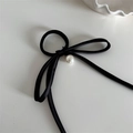 Dettaglio dell'elastico per capelli in raso nero con un ciondolo di perla bianca lucida - Nero (Cordoncino di Perle con Nastro-Nero)