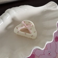 Détail de la pince à cheveux en résine crème avec motif tulipe et nœud en ruban rose - Tulipe Trapézoïdale Creuse (Blanc Crème)