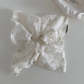 Dettaglio dello scrunchie crema con ricamo a margherita ed elegante etichetta tessuta - Stile Quadrato / Stile Quadrato Bianco Crema Margherita