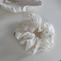 Vista dettagliata di un elastico in organza bianca con ricamo floreale elegante - Stile Scrunchie Tondo / Scrunchie Tondo Bianco Crema Margherita